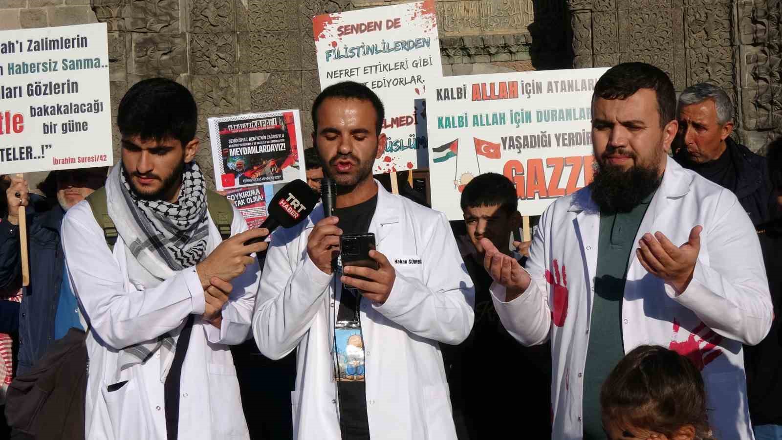 Erzurum&rsquo;da sağlık&ccedil;ıların Gazze i&ccedil;in sessiz y&uuml;r&uuml;y&uuml;ş&uuml;
