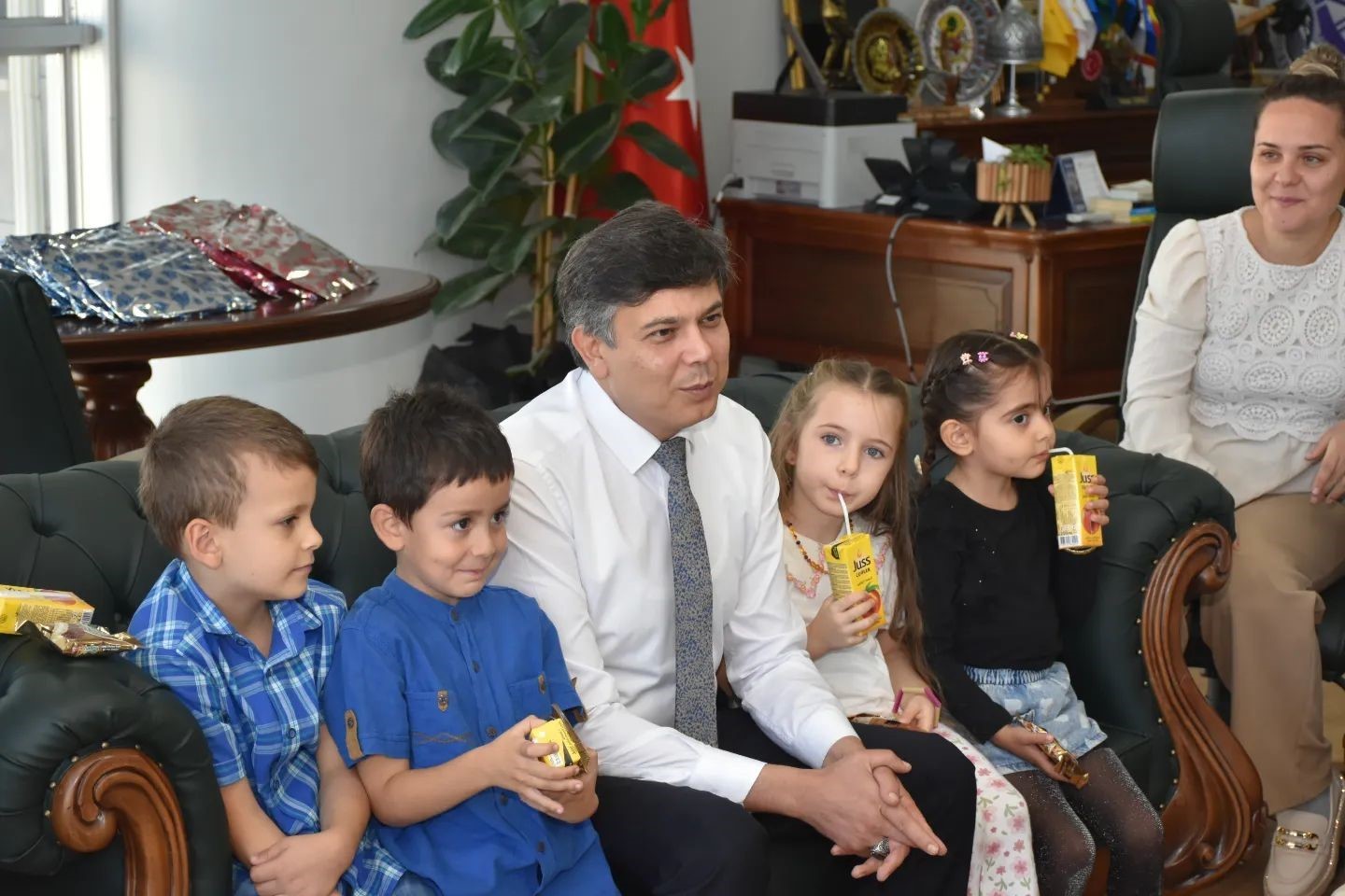 Başkan Durgut&rsquo;a miniklerden &ccedil;i&ccedil;ek buketi
