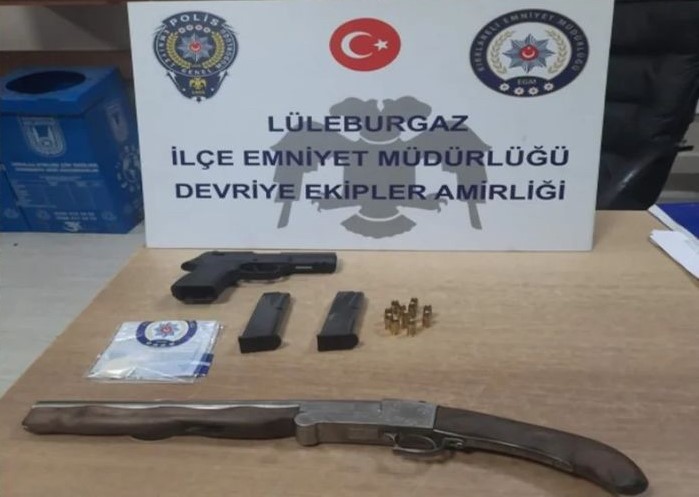 L&uuml;leburgaz&rsquo;da silah ve uyuşturucu ele ge&ccedil;irildi
