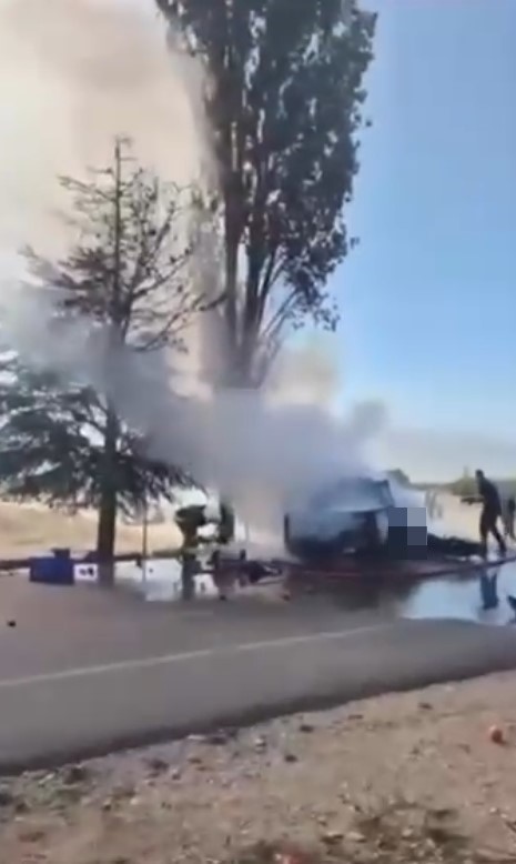 Kamyonet ile motosiklet &ccedil;arpışıp alev alev yandı: 2 &ouml;l&uuml;, 1 yaralı
