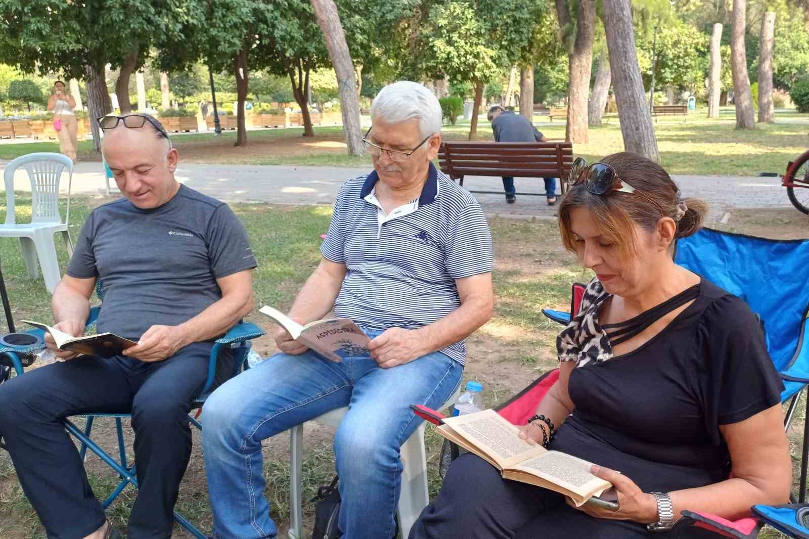 Adana’da teknoloji bağımlılığına dikkat çekmek için parkta kitap okudular
