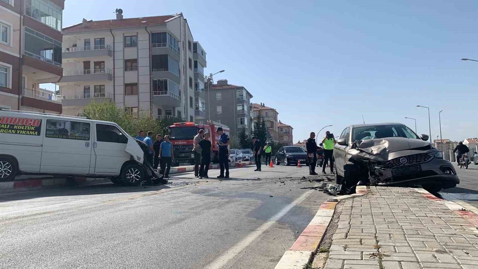 Minibüs ile otomobil kafa kafaya çarpıştı: 6 yaralı
