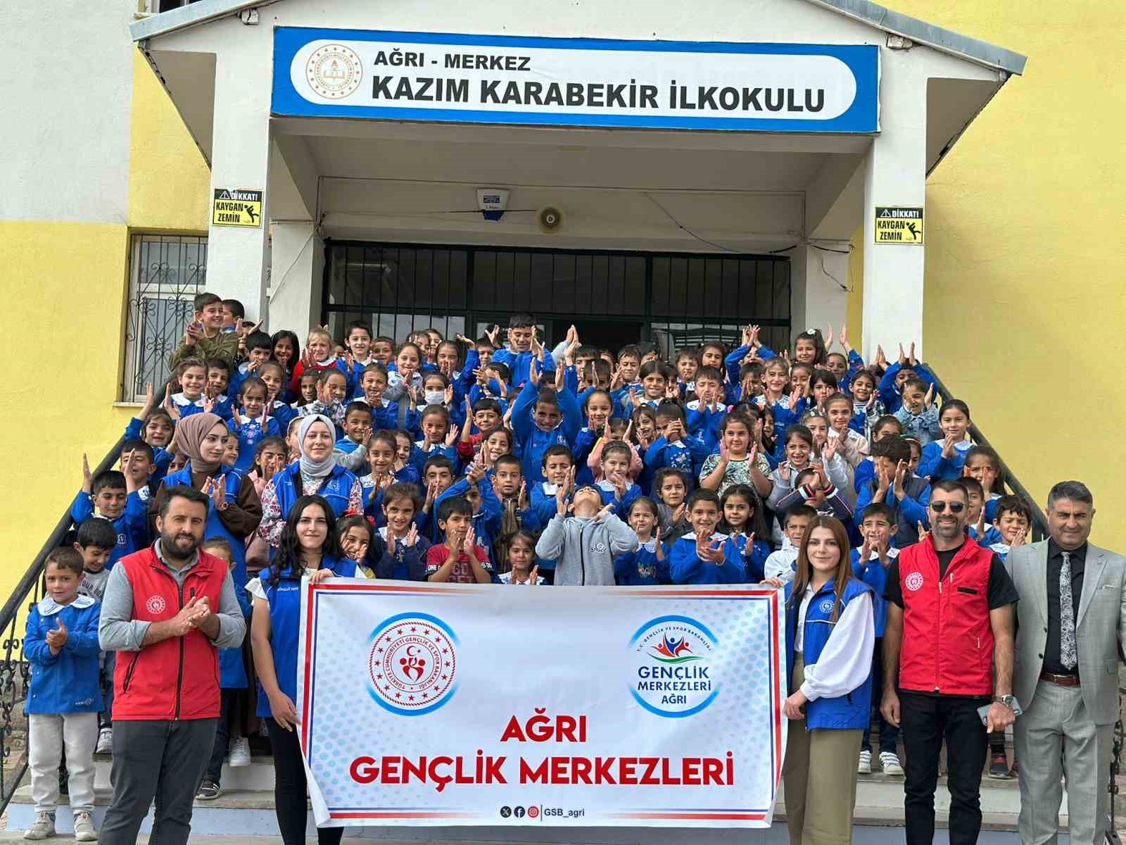 Ağrı’da Gençlik Merkezi üyeleri köy köy gezip çocuklar için etkinlikler düzenliyor
