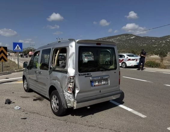 Antalya’da motosiklet ile hafif ticari araç çarpıştı: 2 yaralı