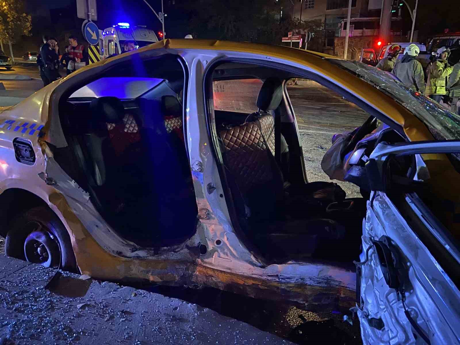 Başakşehir’de kırmızı ışık ihlali yapan taksi otomobille çarpıştı: 10 yaralı