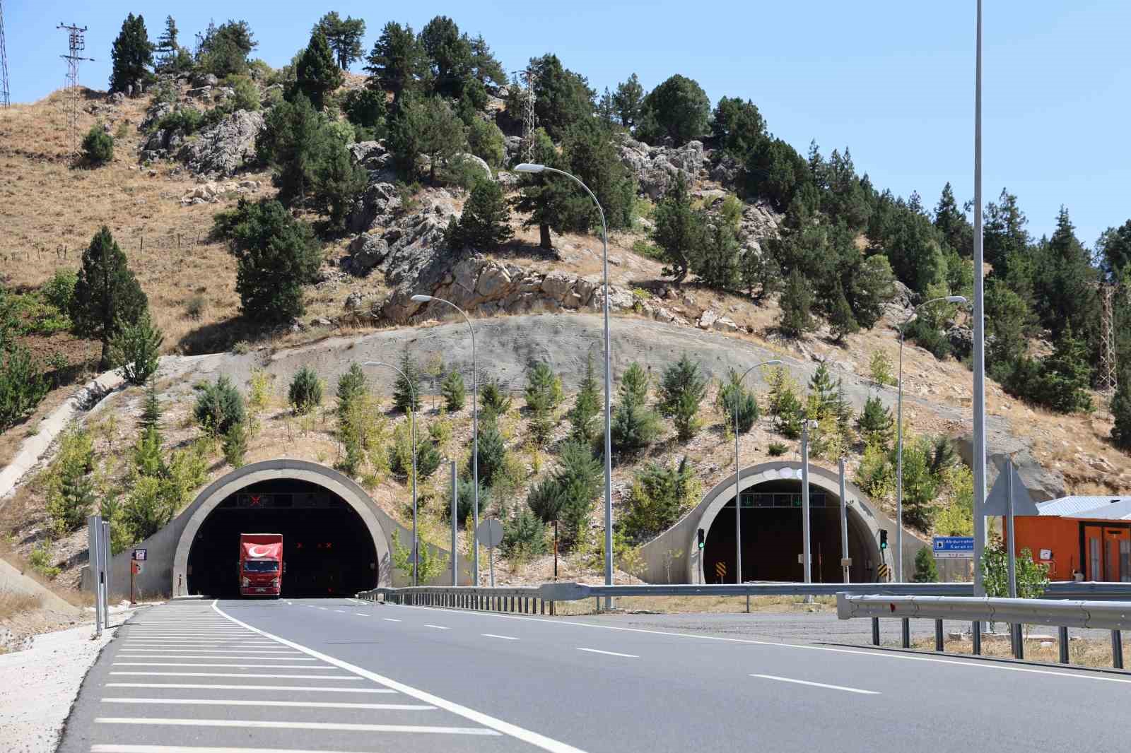 Edebiyat Yolu&rsquo;ndan 4 yılda 10 milyon ara&ccedil; ge&ccedil;ti
