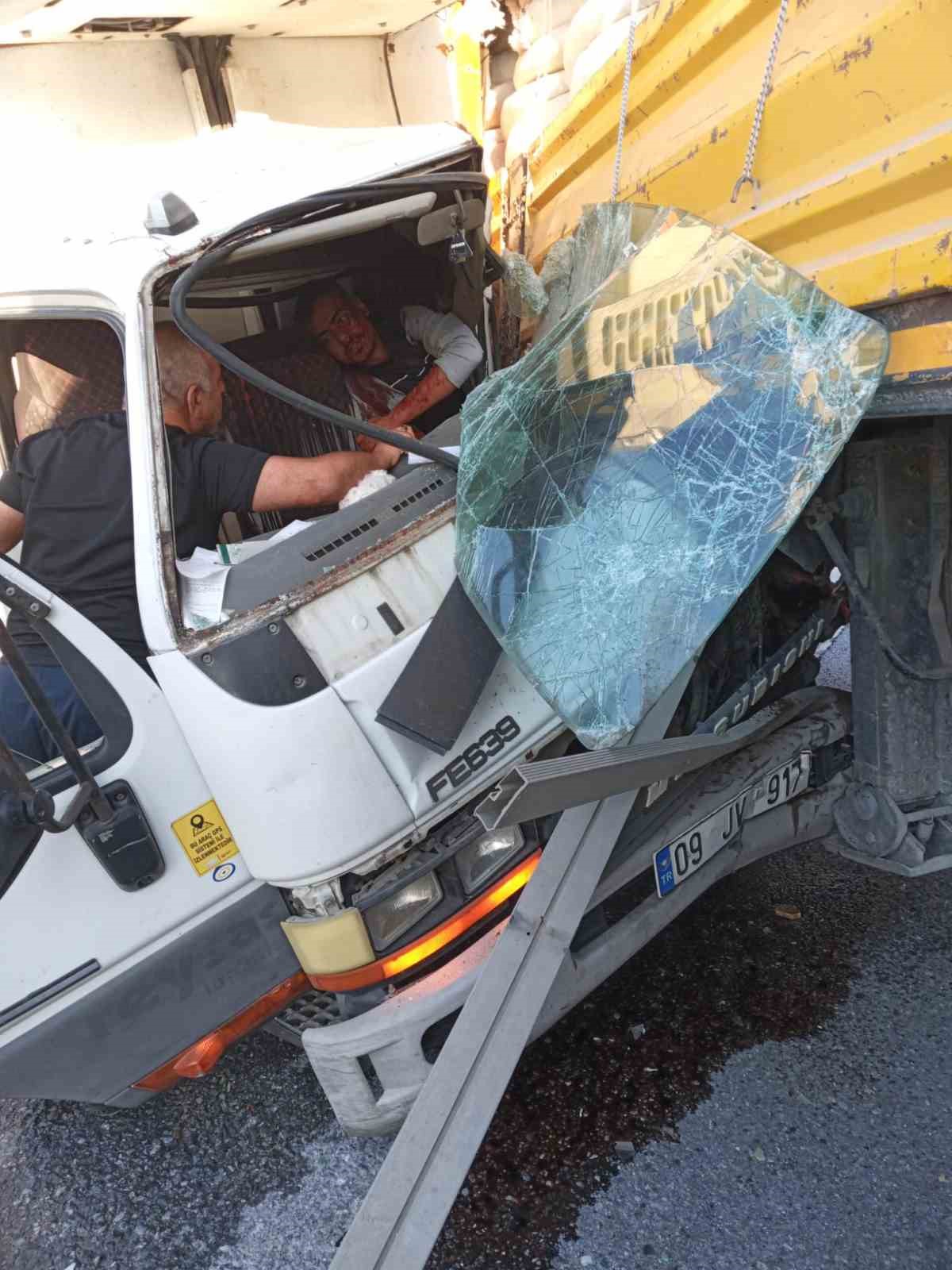 Kamyonet tıra ok gibi saplandı sürücü ağır yaralandı
