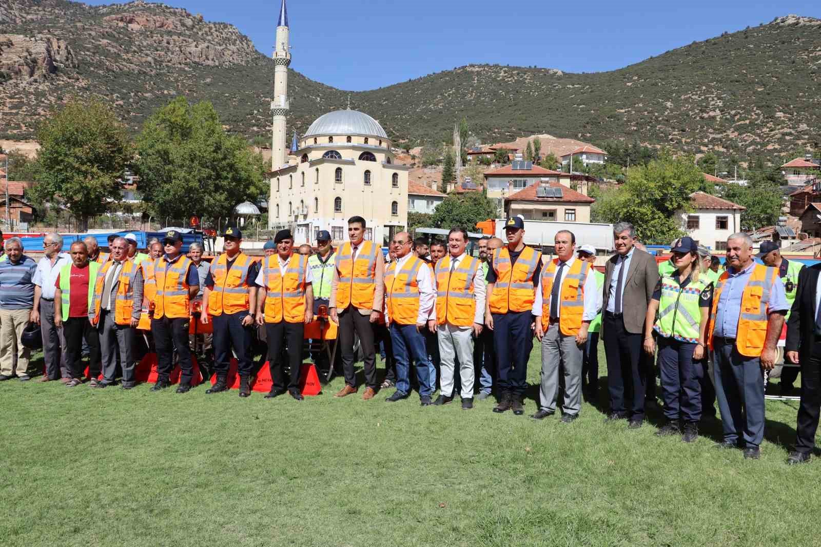 Antalya&rsquo;da "K&ouml;y yolunda trafikte her şey yolunda" etkinlikleri
