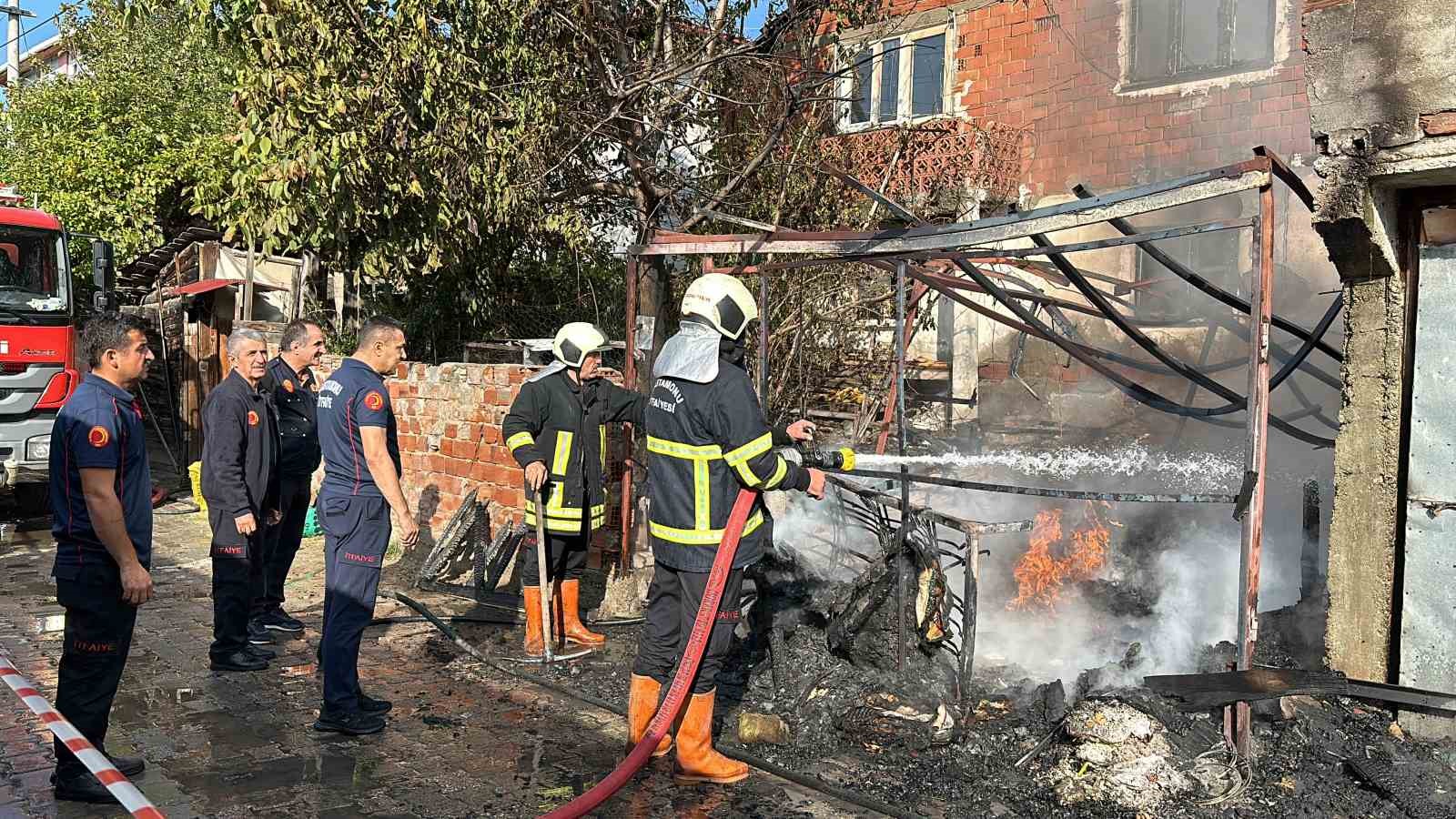 Alevlere teslim olan garaj iki evi küle çeviriyordu