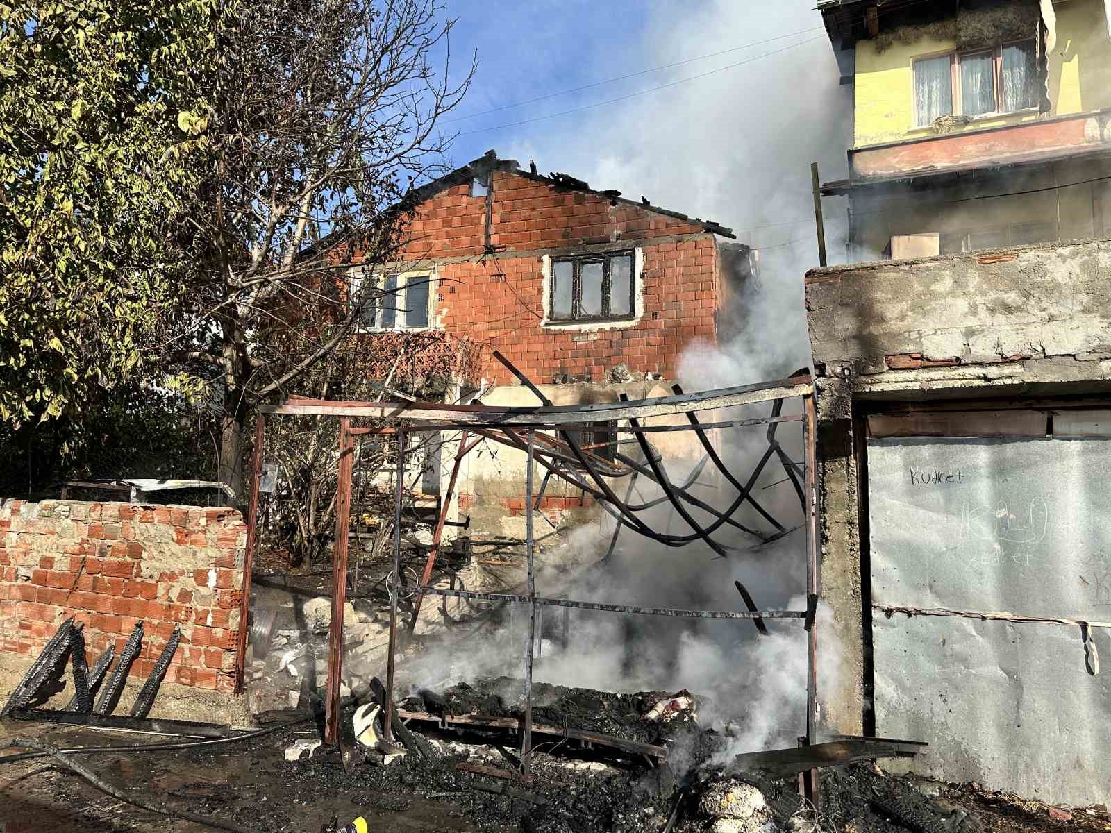 Alevlere teslim olan garaj iki evi küle çeviriyordu
