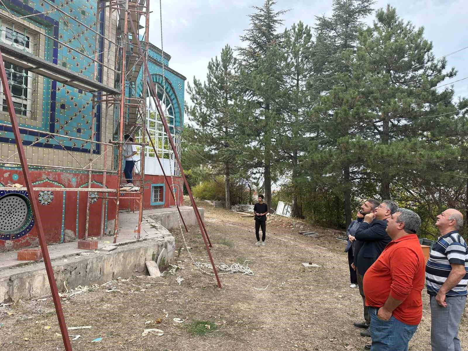 Çinili Camii’nin tarihi eser niteliğindeki çinileri 210 günde 13 milyon TL’ye sökülecek