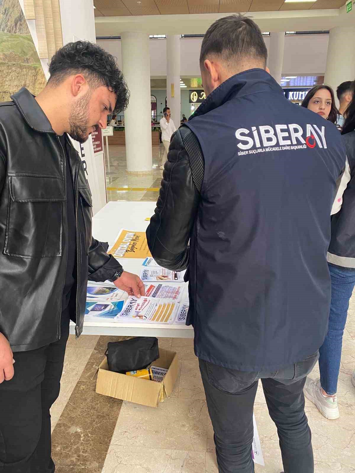 Polis ekipleri, Siberay projesi ile öğrencileri siber suçlara yönelik bilgilendirdi
