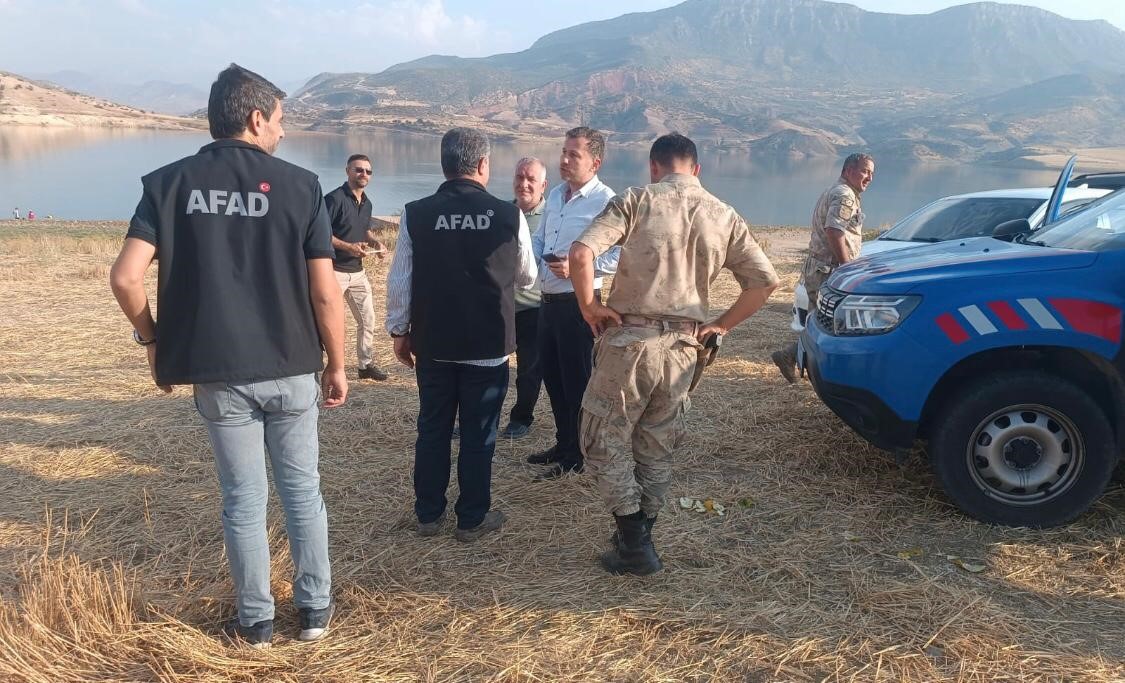 Siirt’te balık avlamaya giden grup canını zor kurtardı, araç akıntıya kapıldı