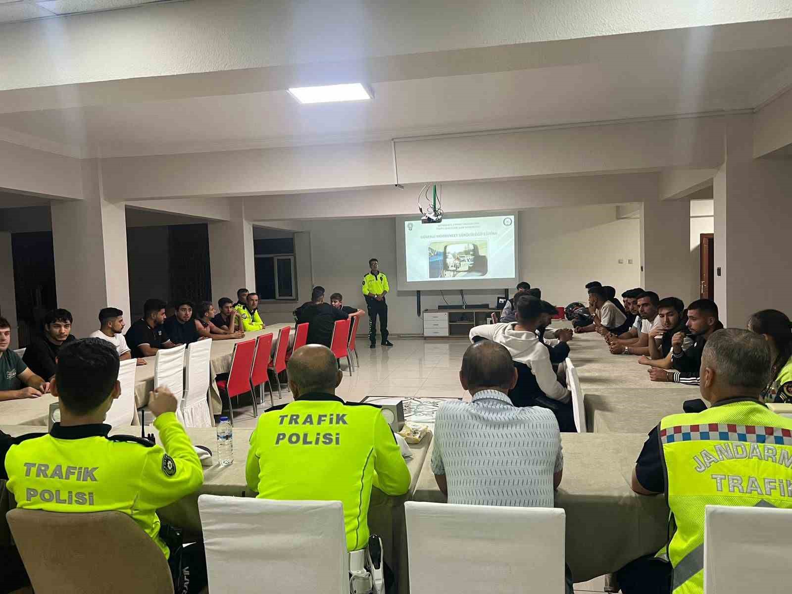 Motosiklet s&uuml;r&uuml;c&uuml;lerine bilgilendirme eğitimi
