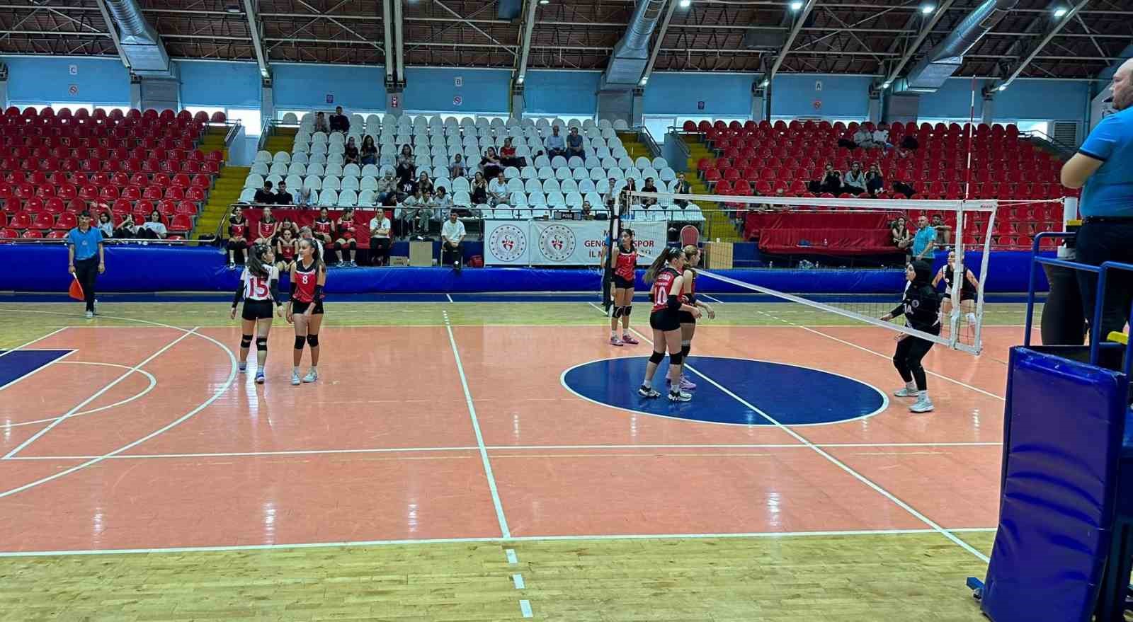 Şehzadeler&rsquo;in kızları Kula Belediyespor&rsquo;u mağlup etti: 3-0
