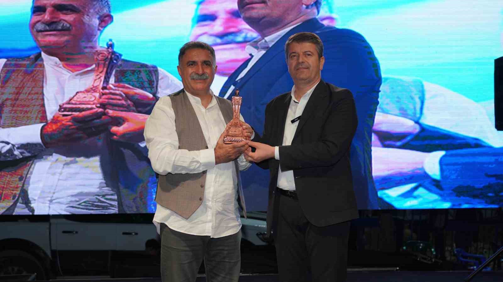 Erdal Erzincan konseri b&uuml;y&uuml;k ilgi g&ouml;rd&uuml;
