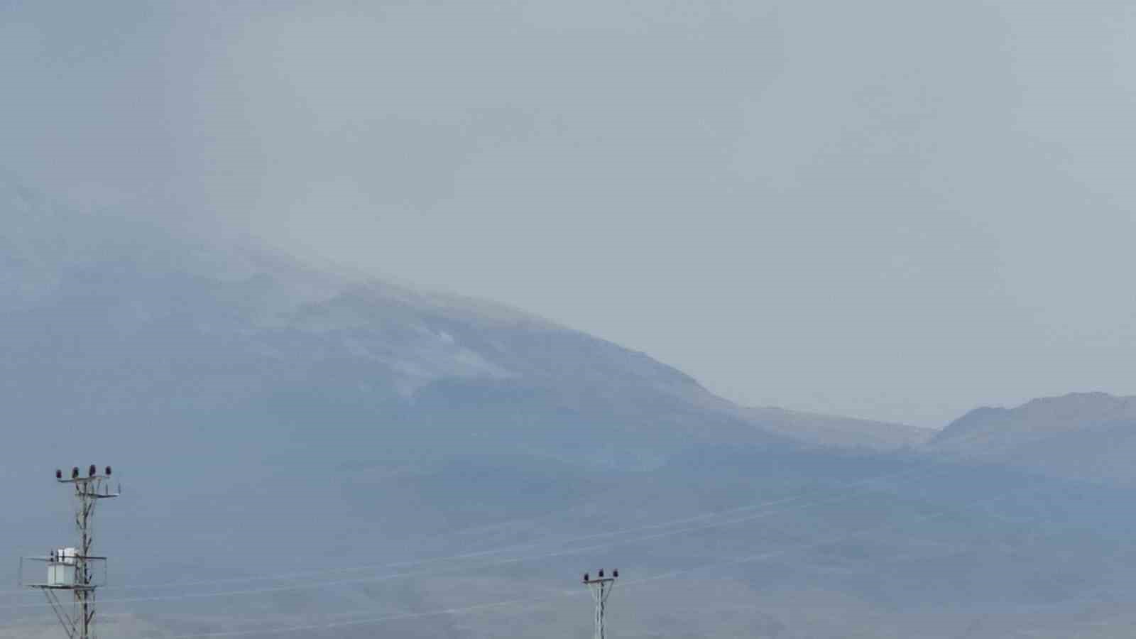 Adilcevaz&rsquo;ın y&uuml;ksek kesimleri beyaza b&uuml;r&uuml;nd&uuml;
