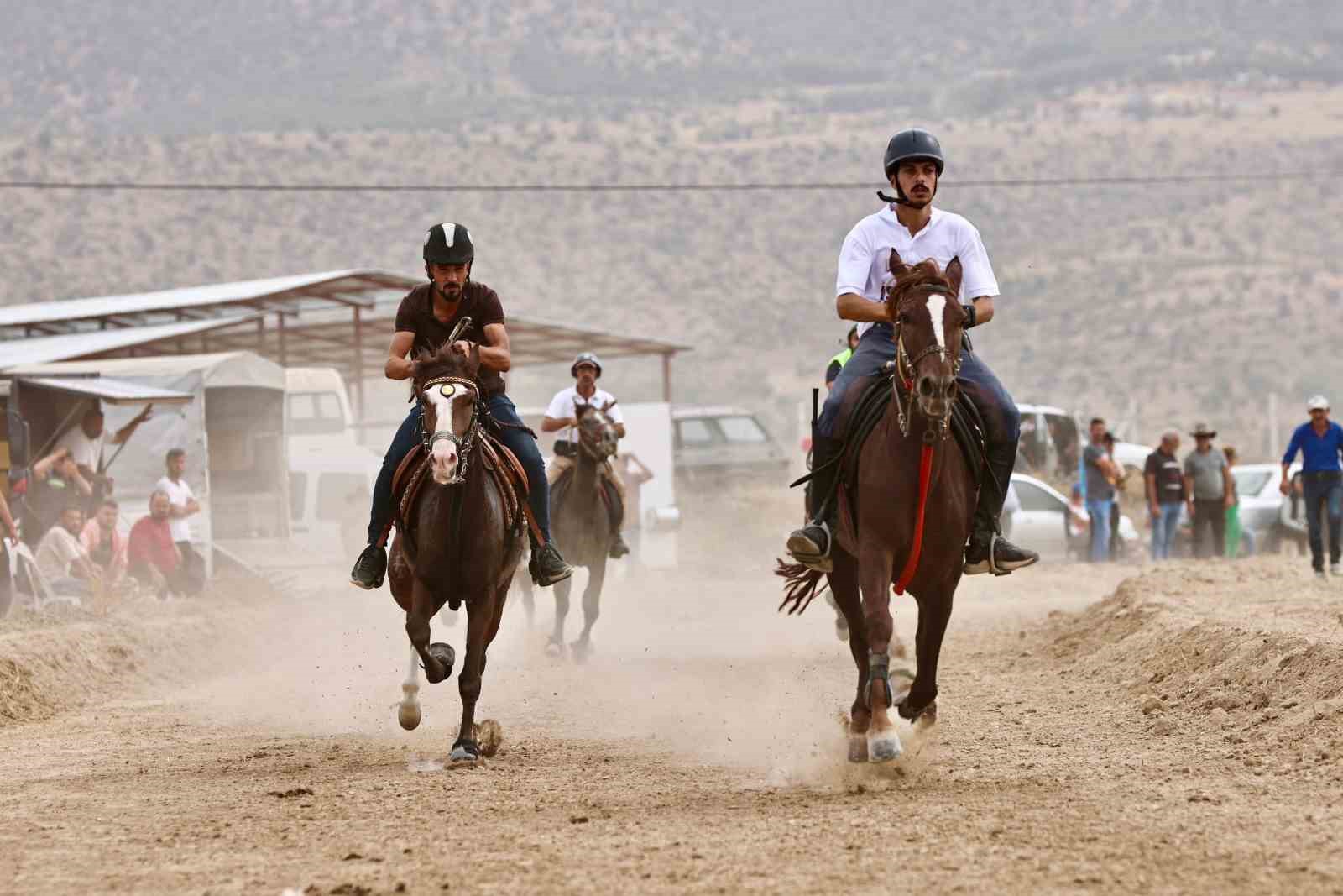 B&uuml;y&uuml;kşehir Rahvan At yarışları nefes kesti

