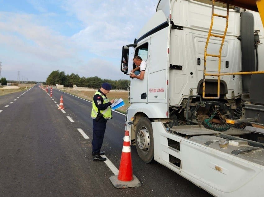 Kırklareli&rsquo;de ağır tonajlı ara&ccedil;lar denetledi

