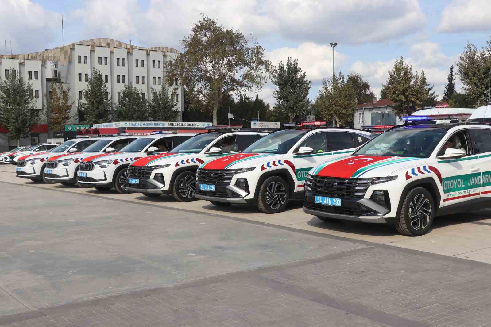 Sakarya Jandarma ve Emniyet teşkilatına 93 yeni ara&ccedil;
