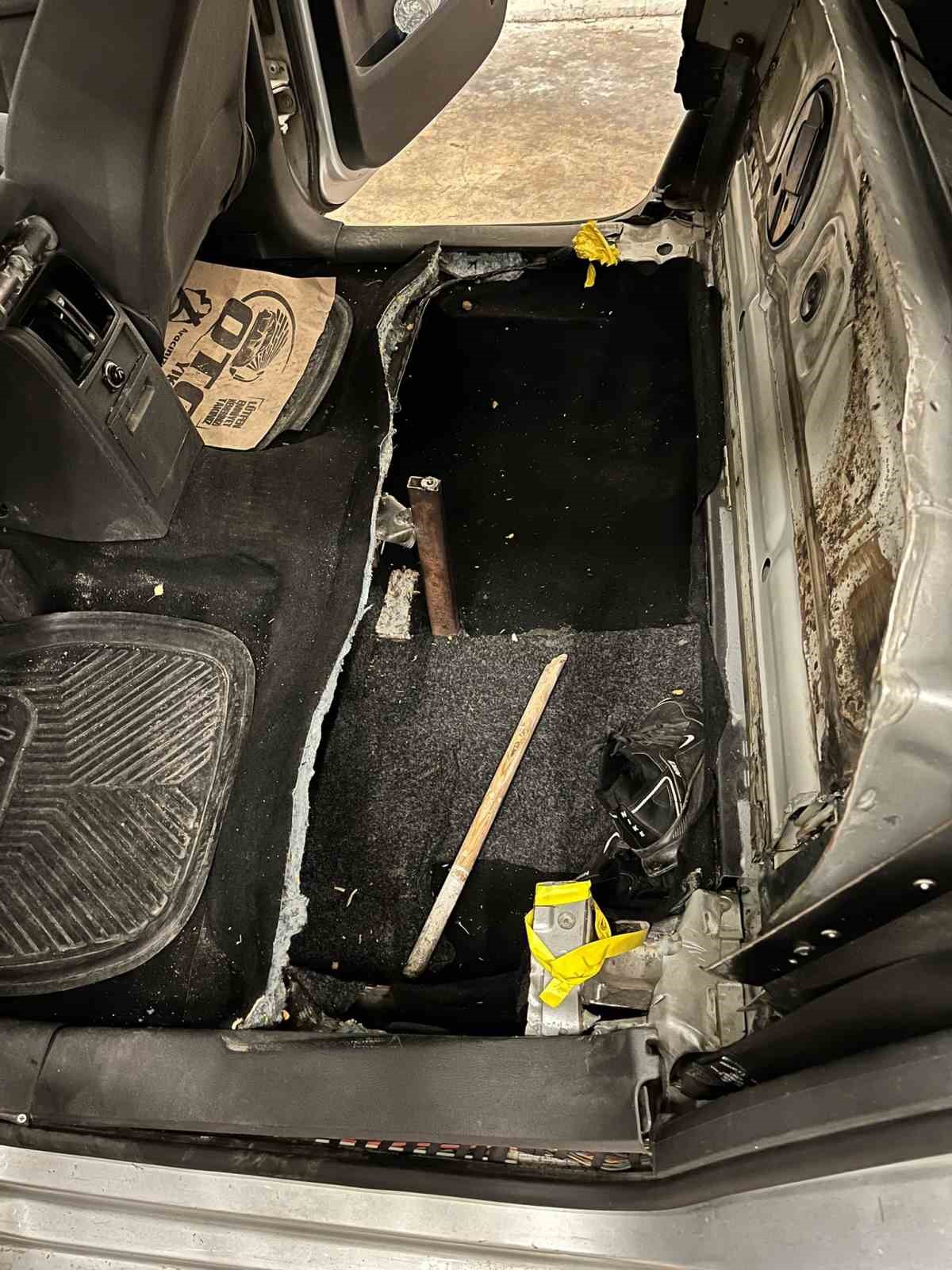 Bulgaristan plakalı aracın taban zula kısmından g&ouml;&ccedil;menler &ccedil;ıktı
