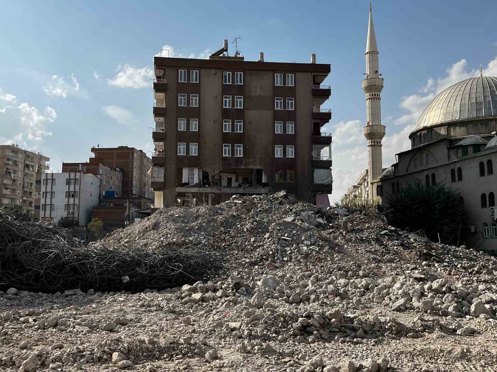 Diyarbakır’da ağır hasarlı binanın yıkımı sırasında yanındaki binanın 2 dairesi ve sağlık ocağı zarar gördü