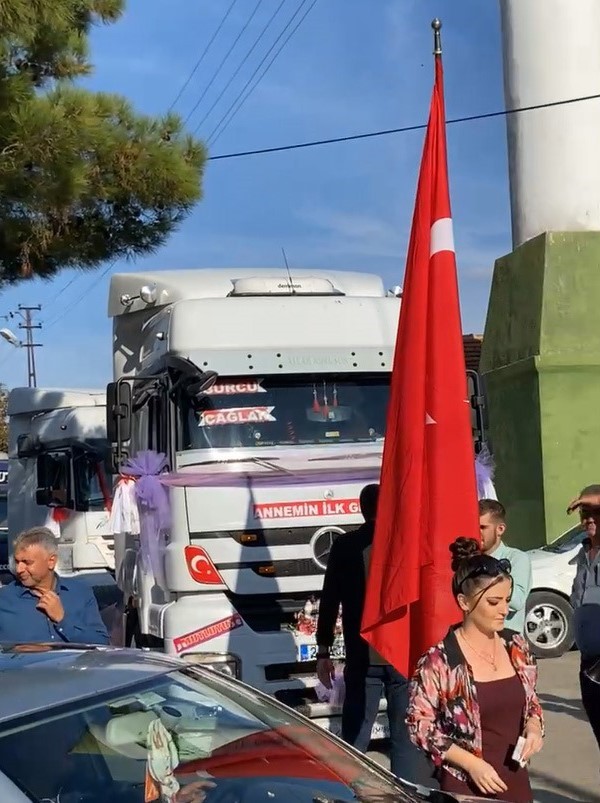 Gelini almaya s&uuml;slediği tırla gitti
