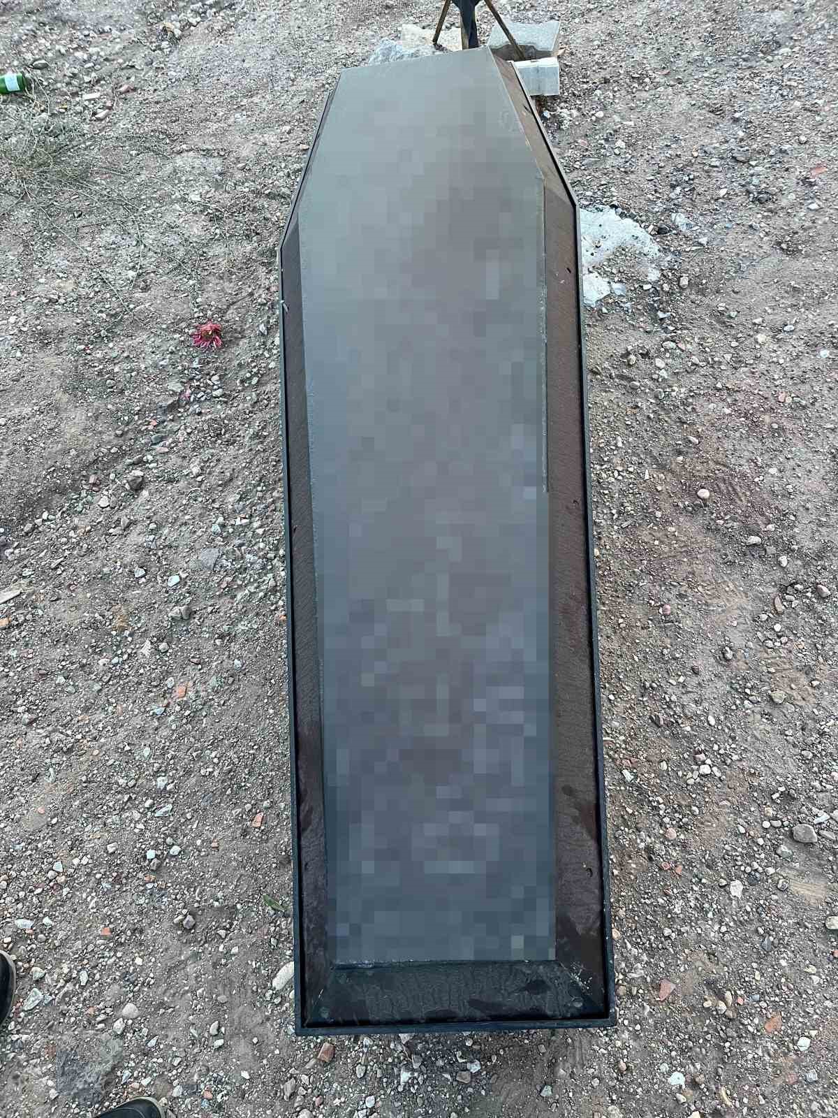 Eskişehir&rsquo;de arazinin ortasına bırakılan tabut ve &ccedil;elenk g&ouml;renleri tedirgin etti
