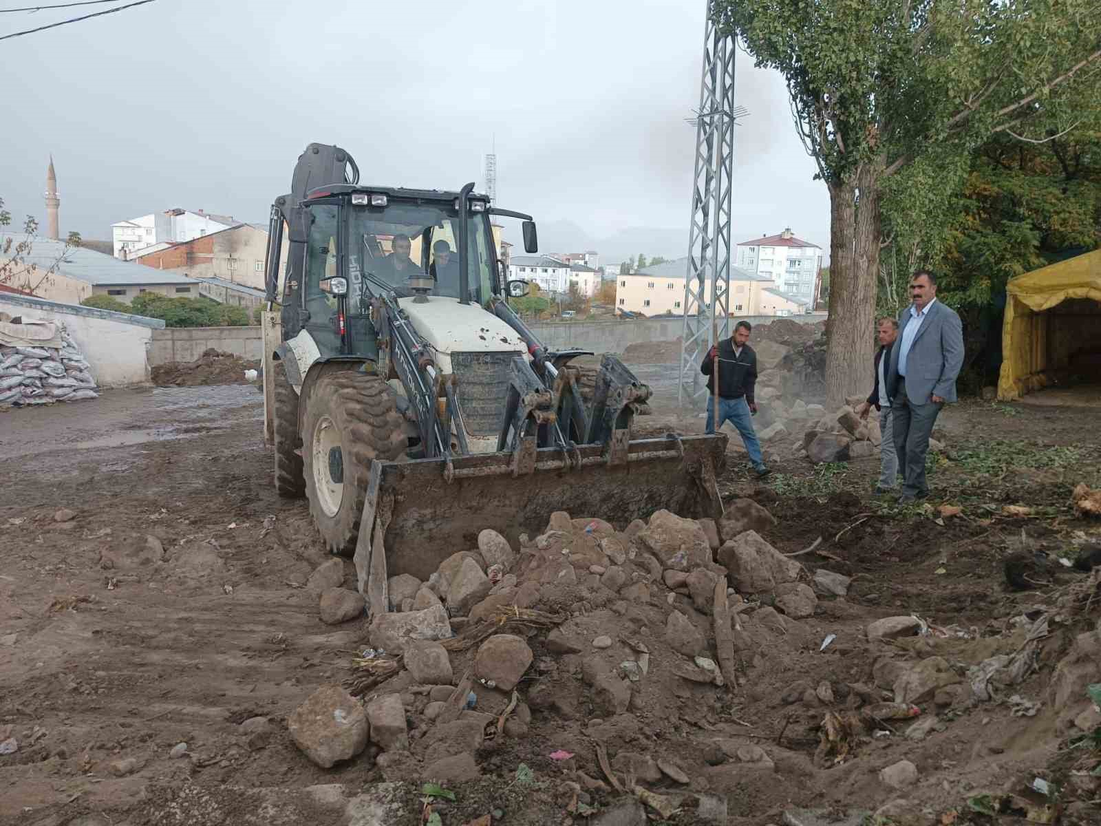 Taşlıçay’da sokak ve yol genişletme çalışmaları başladı