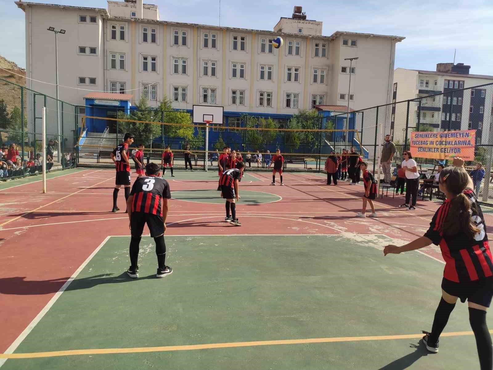 Batman’da voleybol turnuvasında kızlar ve erkekler aynı takımda oynadı