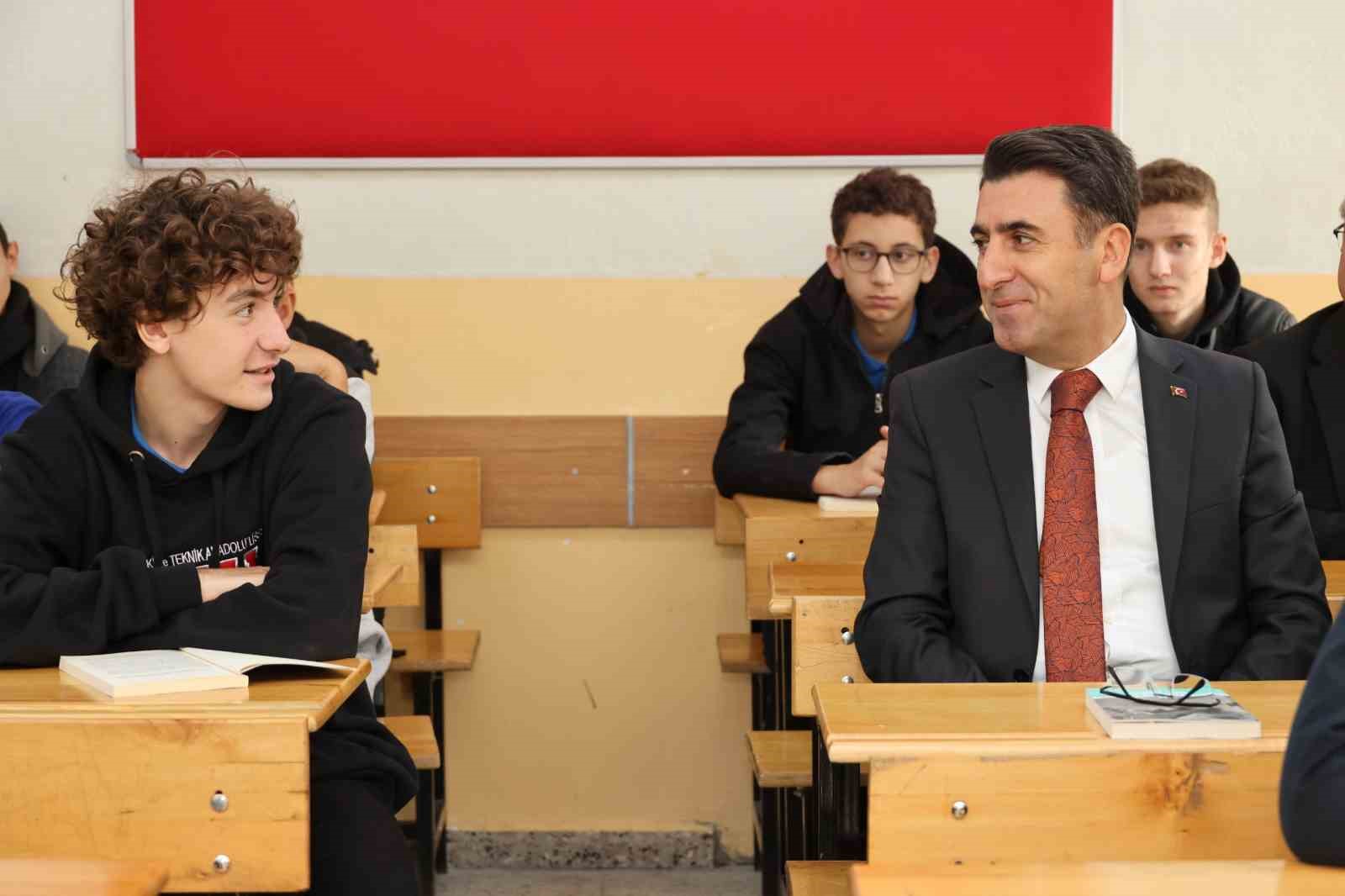 Vali Ayg&ouml;l&rsquo;den &ouml;ğrencilere kitap okuma teşviki
