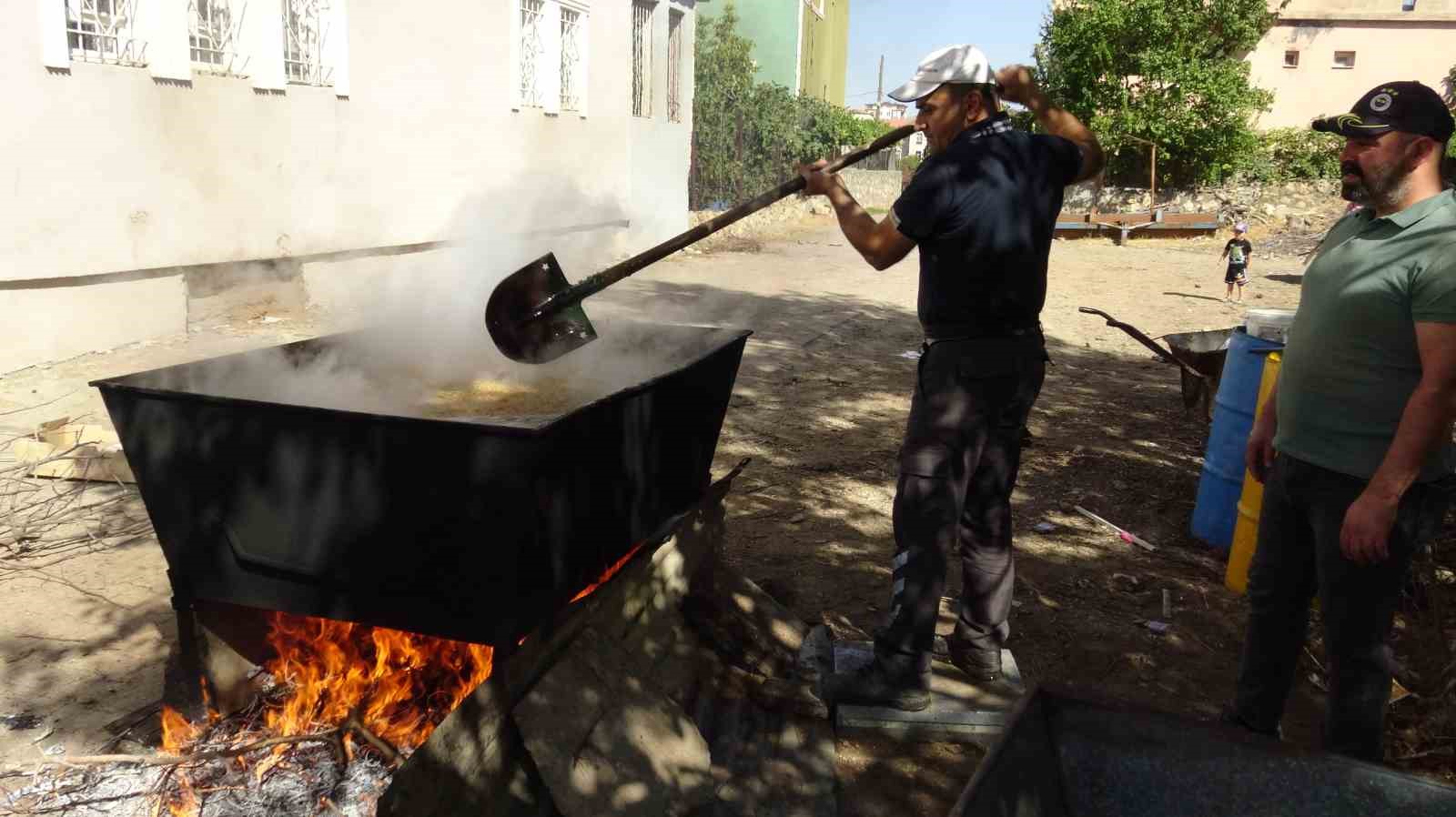 Gercüş’te dev kazanlarda bulgur kaynatma geleneği devam ediyor