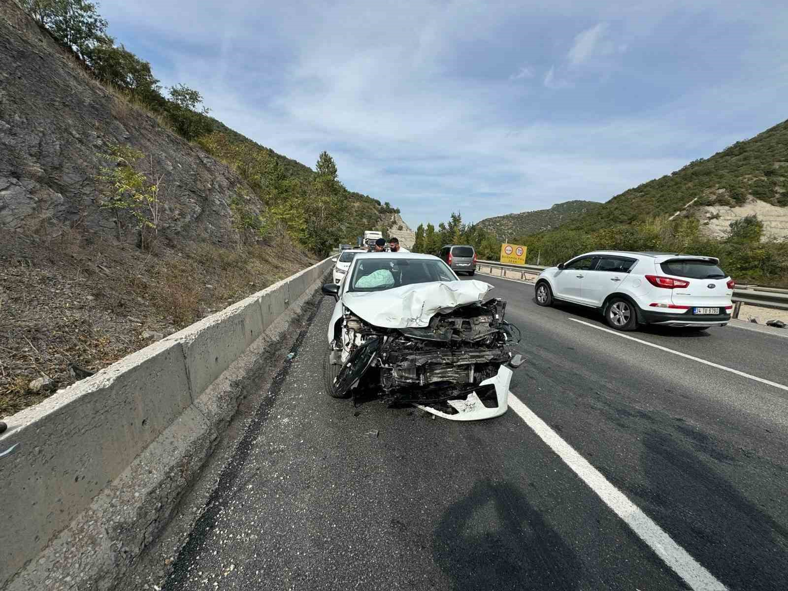 Bilecik&rsquo;te 2 ara&ccedil; kafa kafaya &ccedil;arpıştı, 2 kişi yaralandı
