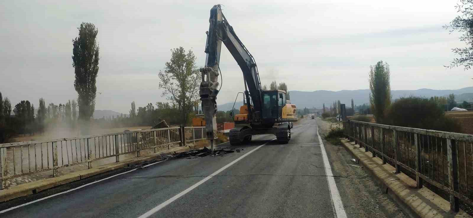 Hisarcık’ta 70 yıllık köprünün yıkımına başlandı
