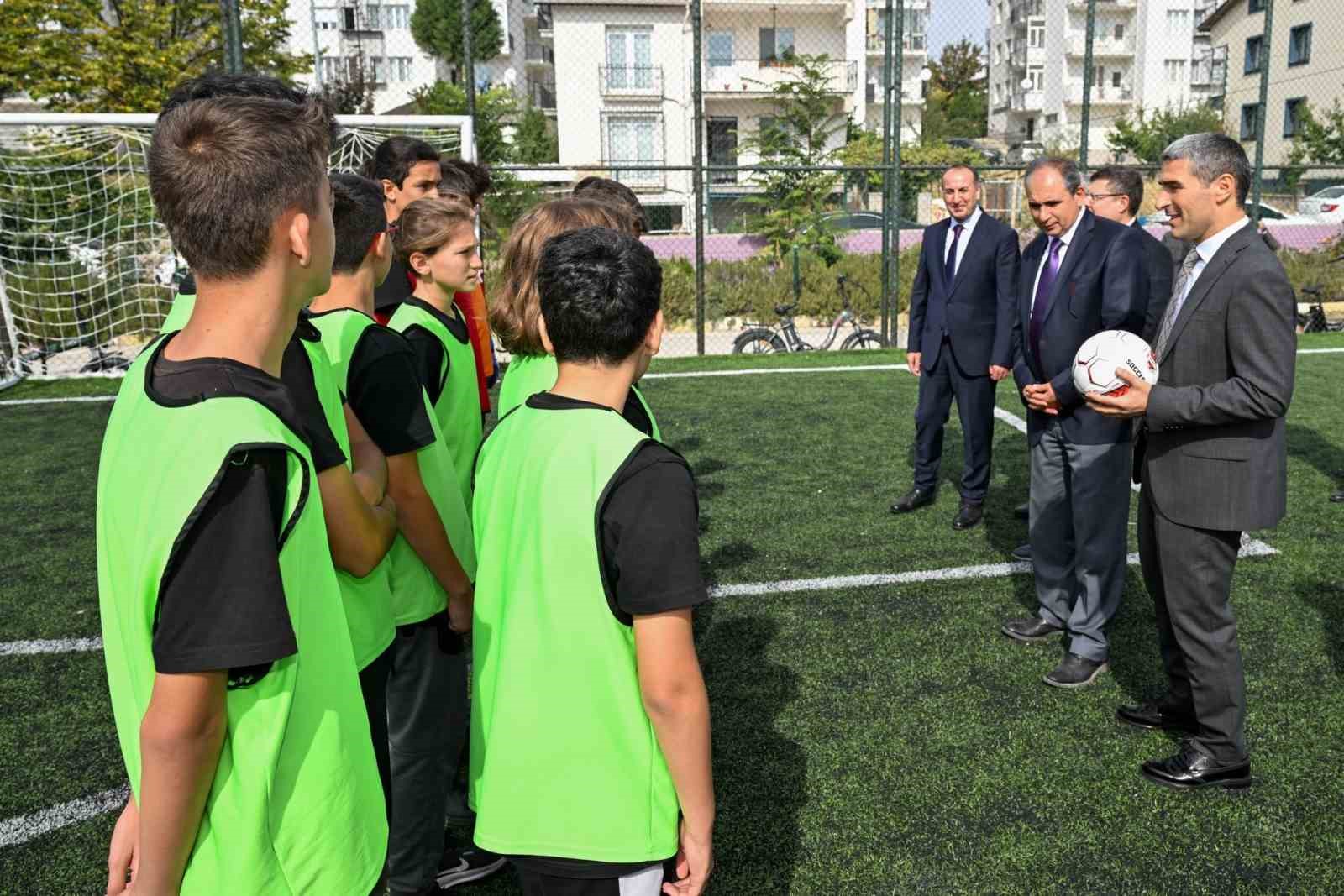 Vali Aktaş, Ertuğrul Gazi Anadolu İmam Hatip Lisesi’ni ziyaret etti