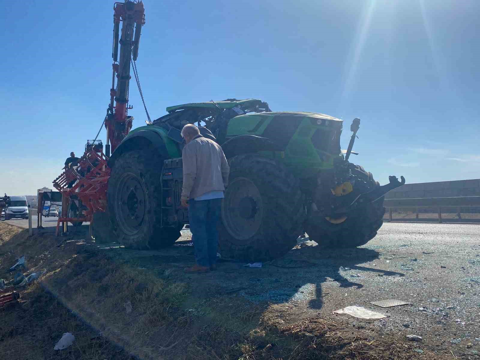 Tarlaya giderken traktör devrildi: 3 yaralı
