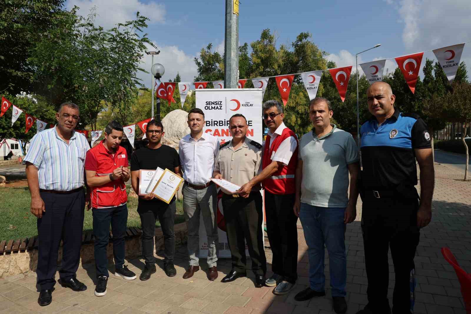 Çok kan veren polis ve askere madalya