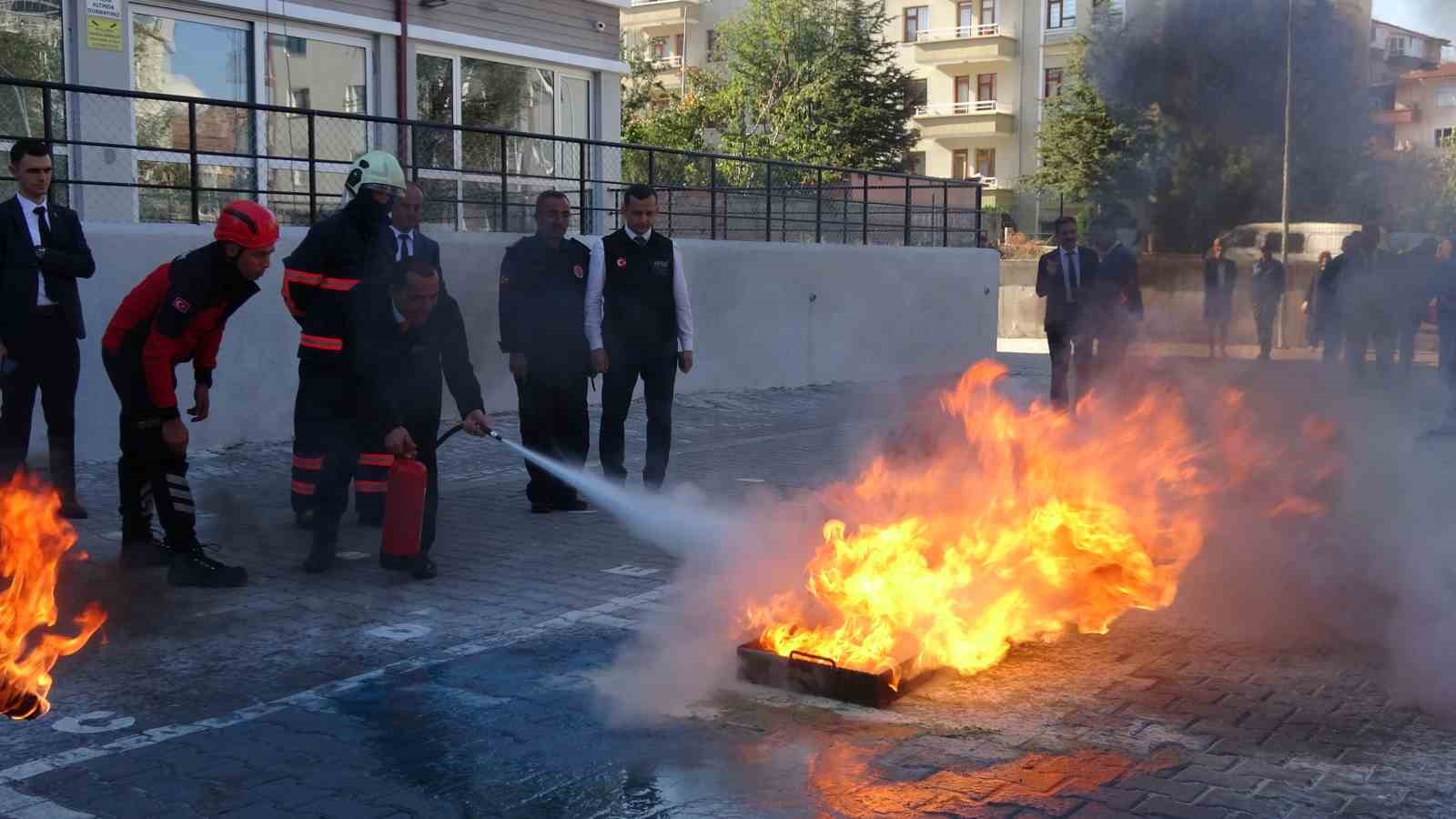 İlkokuldaki deprem tatbikatı nefes kesti
