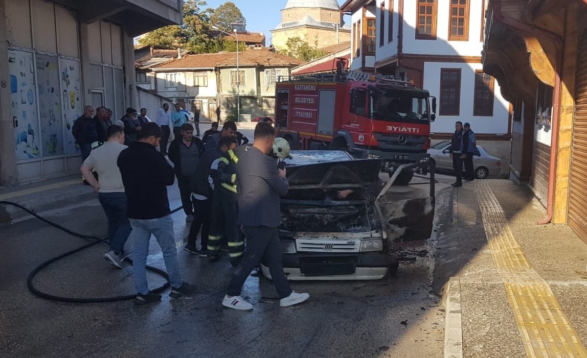 Alevlere teslim olan otomobil kullanılmaz hale geldi
