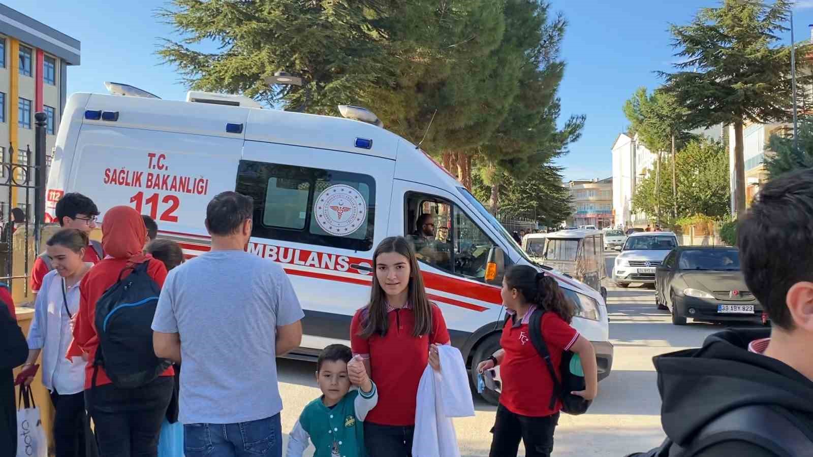 17 öğrenci gıda zehirlenmesi şüphesi ile hastaneye kaldırıldı
