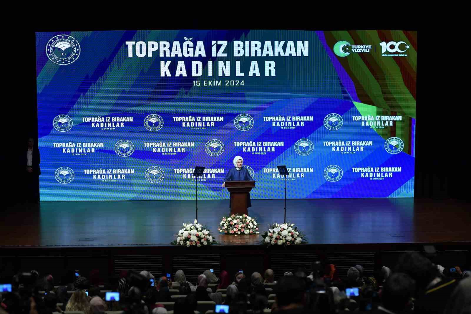 Emine Erdoğan: &quot;Ekilmemiş tek bir karış toprağımız kalmasın, imece kültürümüzü burada da yürürlüğe koyalım. El birliğiyle ekelim, el birliğiyle toplayalım&quot;