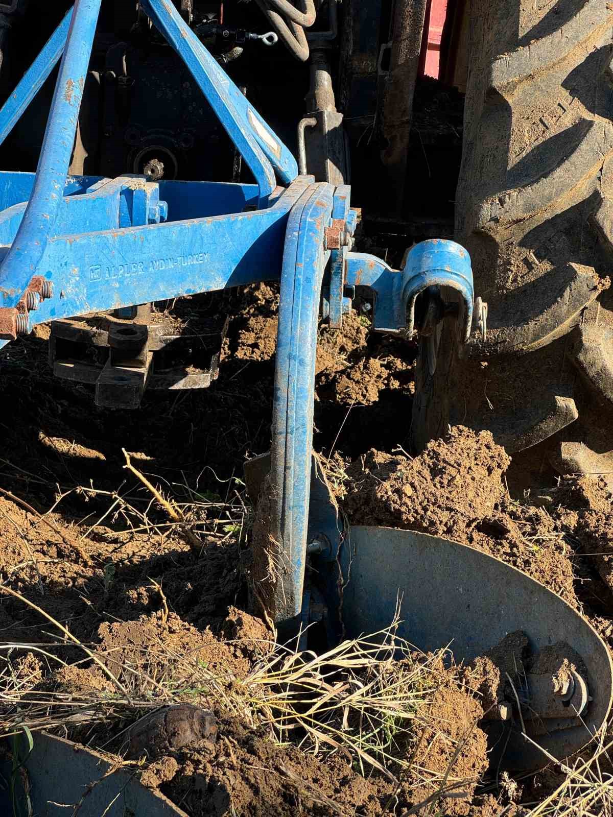 Tarlayı süren çiftçi patlamamış el bombası buldu 