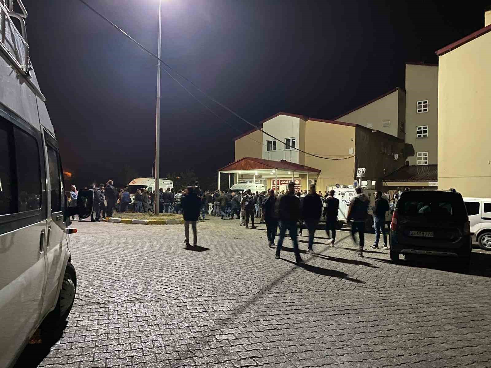 Bitlis&rsquo;te mezraya yıldırım d&uuml;şt&uuml;, 5 kişi yaralandı 