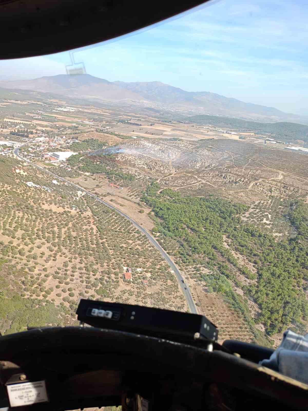 Foça’da bir depoda başlayan ve ormanlık alana sıçrayan yangın söndürüldü
