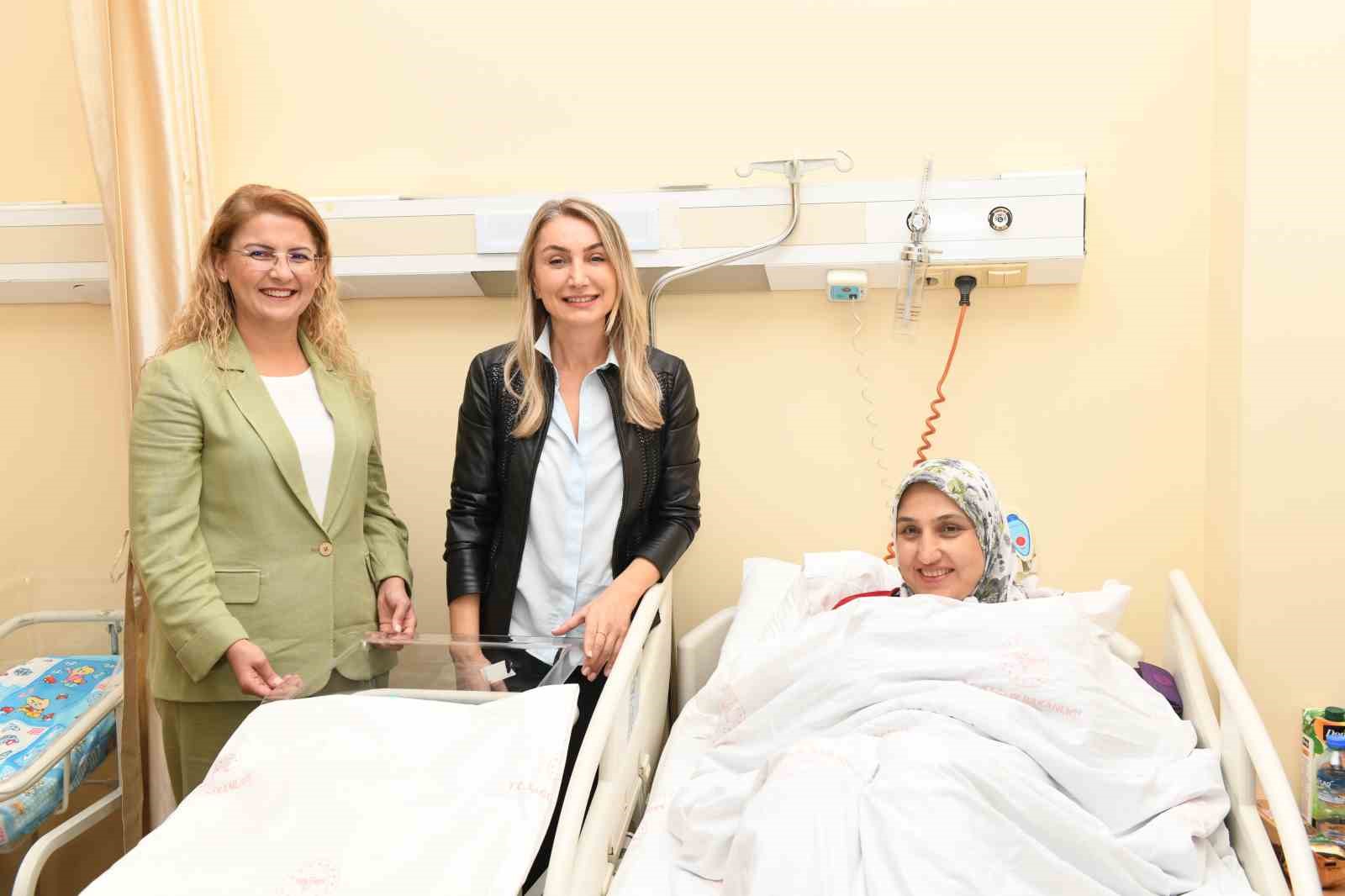 Hamile kadın, metrob&uuml;ste doğum yaptı
