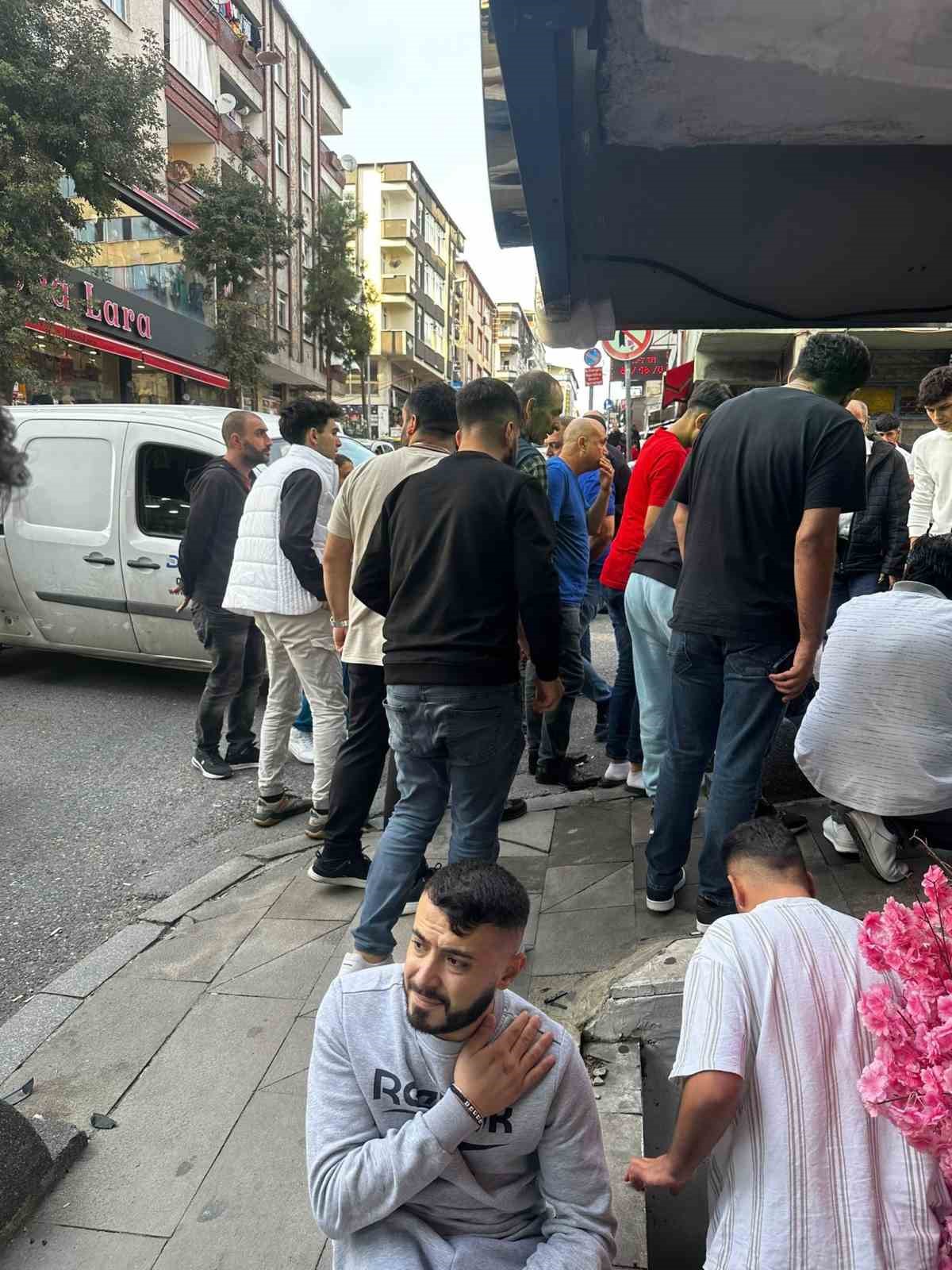 K&uuml;&ccedil;&uuml;k&ccedil;ekmece&rsquo;de ters y&ouml;nden gelen ara&ccedil; ve motosiklet &ccedil;arpıştı: 2 yaralı
