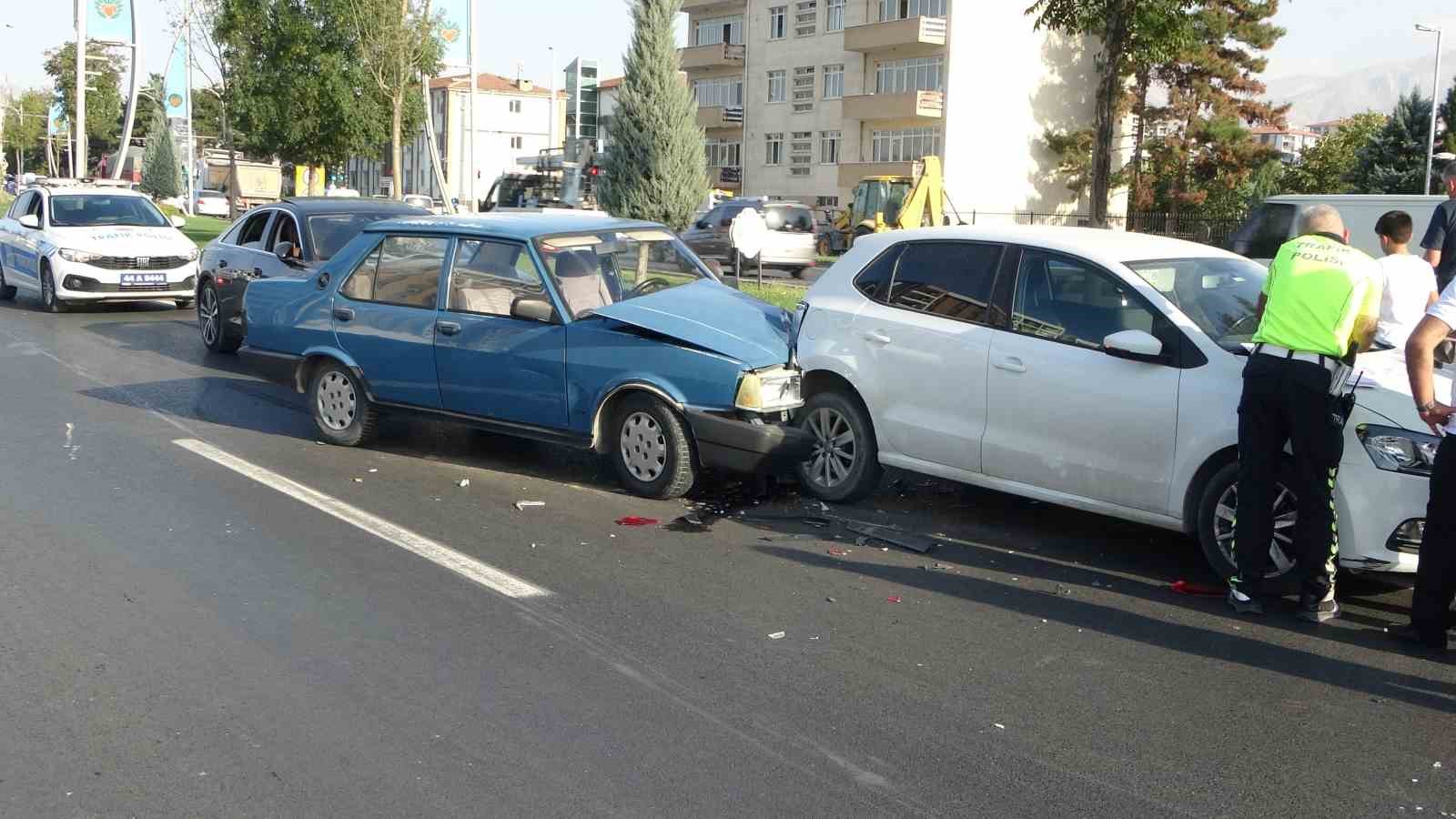 Otomobil ile çarpışan Tofaş’ta önemli hasar meydana geldi