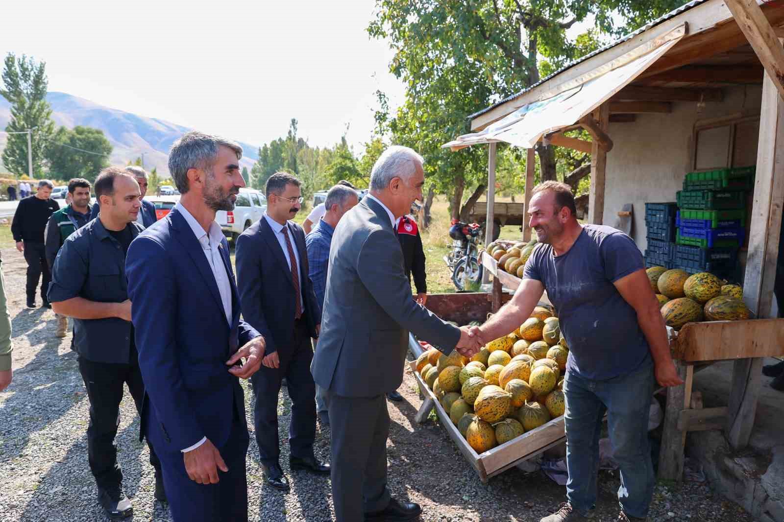 Muş Valisi Çakır, yerel üreticileri destekleyerek doğal sebze ve meyve satışını teşvik etti
