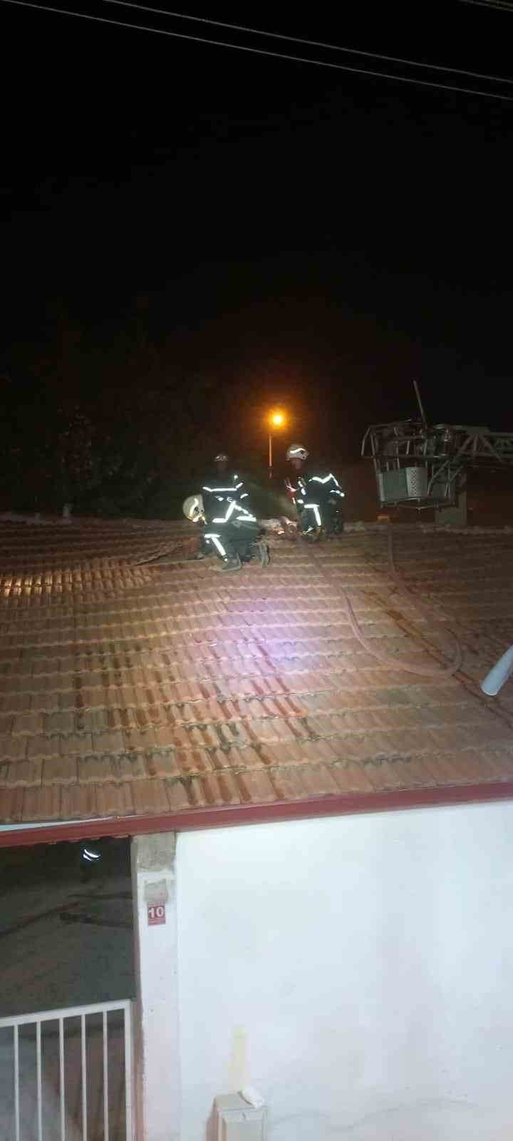 &Ccedil;atıda başlayan yangın itfaiyenin hızlı m&uuml;dahalesi ile s&ouml;nd&uuml;r&uuml;ld&uuml;
