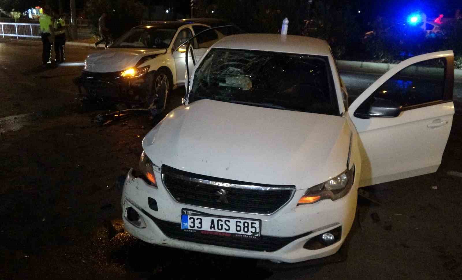 Motosikletle çarpışan otomobil karşı şeride geçip araca çarptı: 4  yaralı
